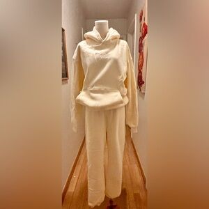 NWT Brand new Comfrt sweat set in butter yellow sz S.Perfect for this weather 💛